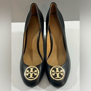 Tory Burch Benton Closed Toe Leather Wedge Black Gold Medallion Size 9 EUC